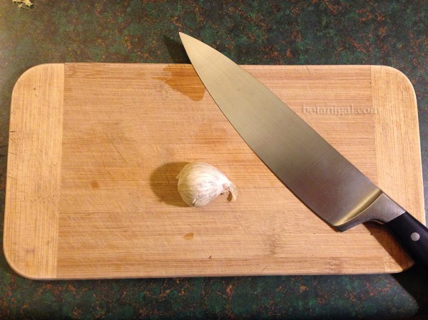 Clove of garlic with substantial knife IMG_3382.jpg